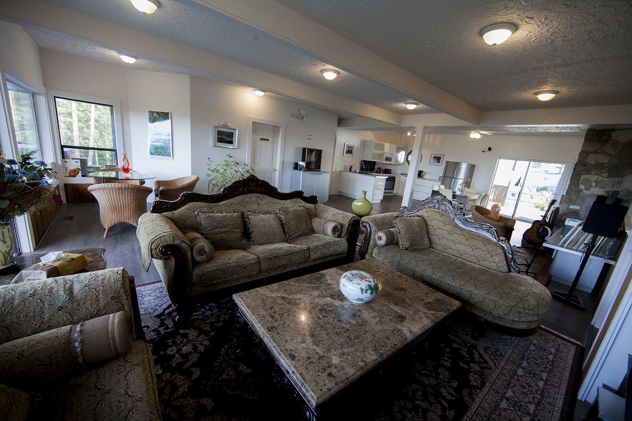 Shangri-La Oceanfront Vacation Home Bedwell Harbour Exterior photo