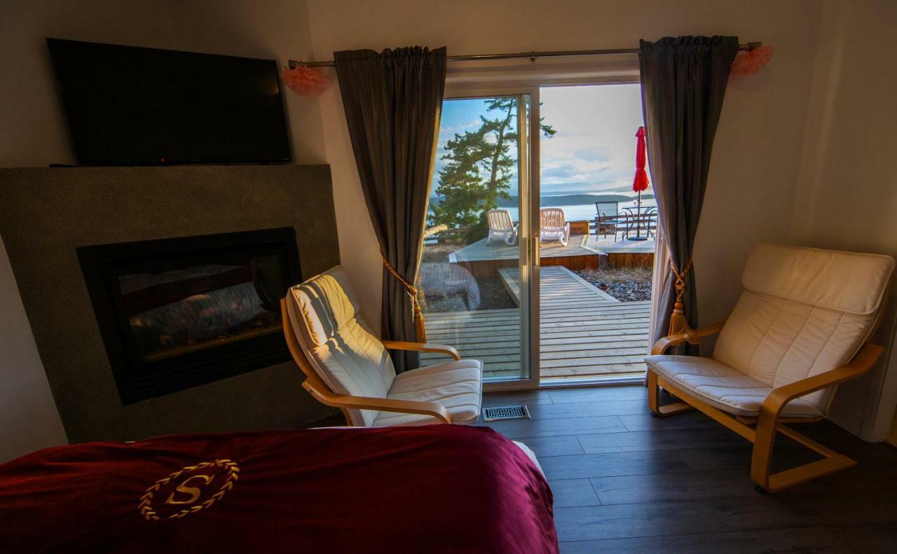 Shangri-La Oceanfront Vacation Home Bedwell Harbour Exterior photo